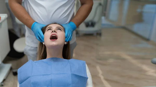 Zbliżenie Pacjenta Dentysty Jest Sprawdzane Otworzyła Szeroko Usta Lekarz Przeprowadza — Zdjęcie stockowe