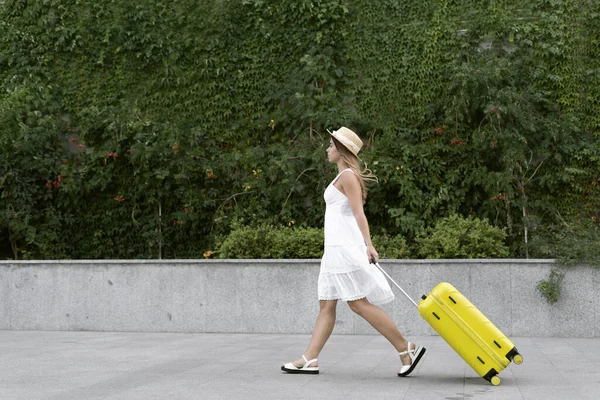 Beautiful Tourist Girl Travels Walks Park Pulls Large Yellow Suitcase — Stock Photo, Image