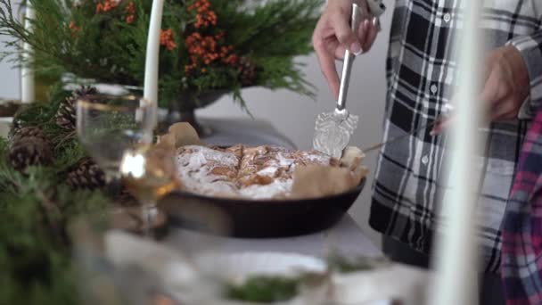 Női kéz spatulával vegyen egy szelet almás pitét egy tányérra. Családi vacsora koncepció — Stock videók