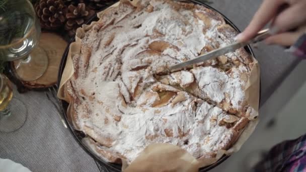 Corte de torta de maçã vista superior. Corte um pedaço de torta deliciosa com crocante crocante com uma faca. — Vídeo de Stock