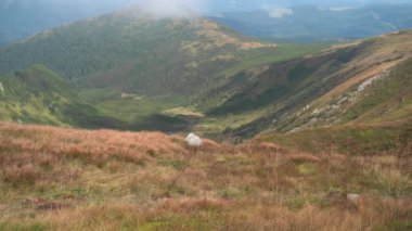 İki turist bir erkek ve bir kadın tepeler boyunca yürüyorlar. Yürüyüş kavramı