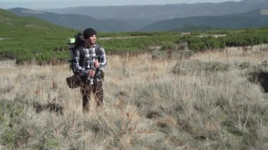 Erkek turist plastik bir şişe açar ve su içer.