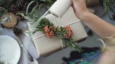 Tatiller, yeni yıl ve noel konsepti - kadın elleri üst görünüm, hediye ile bir kutu dekore