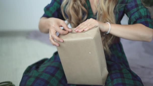 Vacanze, anno nuovo e concetto di Natale - primo piano di mani femminili che imballano una scatola con un regalo — Video Stock