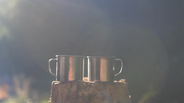 Ci sono due tazze su una canapa di legno, un thermos versa caffè caldo in uno di loro — Video Stock