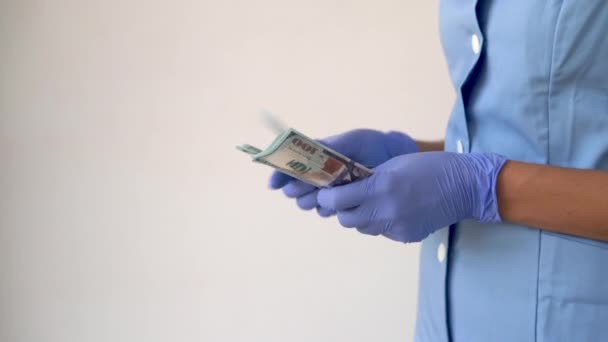 Close-up de um médico mão contando dinheiro, notas de 100 dólares — Vídeo de Stock