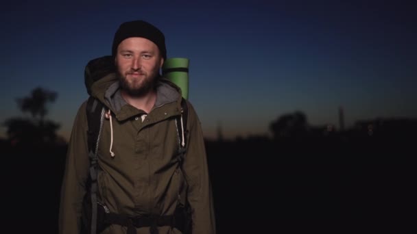 Άνδρας τουρίστας με σακίδιο σηκώνει ήρεμα το δείκτη του ψηλά — Αρχείο Βίντεο