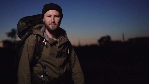 En man turist med en ryggsäck står lugnt lyfter tummen upp — Stockvideo