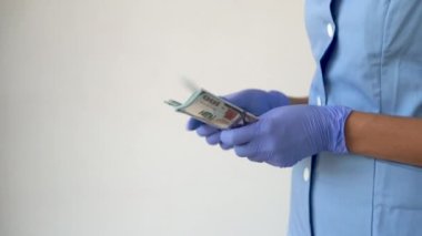 Doktorların el sayımı parası, 100 dolarlık banknotlar.