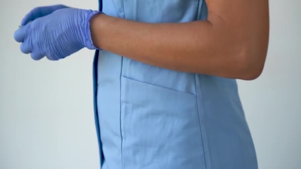 As mãos do médico estão escondendo um maço de 100 em um bolso de um vestido médico — Vídeo de Stock