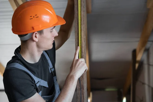 Männlicher Bauarbeiter Arbeitskleidung Und Orangefarbenem Hut Misst Die Entfernung Mit — Stockfoto