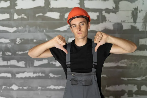 Trabajador Con Casco Naranja Cerca Una Pared Piedras Pulgar Ambas — Foto de Stock