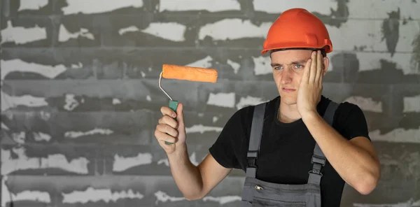 Trabajador Con Casco Naranja Cerca Una Pared Piedras Sostener Rodillo — Foto de Stock