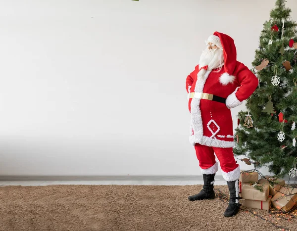 Santa Claus Stands Christmas Tree His Hands His Hips Looks — Stock Photo, Image