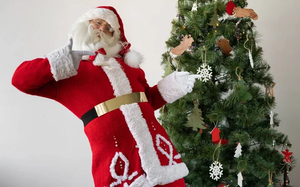 Santa Claus Señala Con Los Dedos Ambas Manos Árbol Lugar —  Fotos de Stock