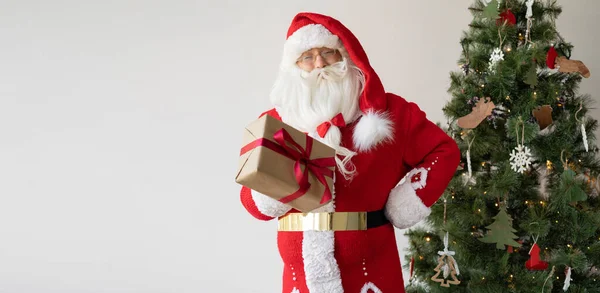 Santa Claus Encuentra Cerca Del Árbol Navidad Sostiene Una Caja —  Fotos de Stock