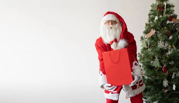 Noel Baba Elinde Büyük Bir Alışveriş Çantası Ile Noel Ağacının — Stok fotoğraf