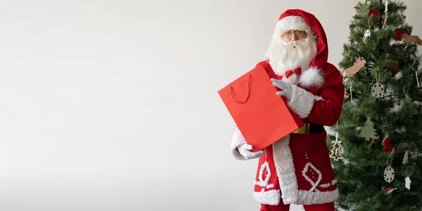 Santa Claus Está Cerca Del Árbol Navidad Sosteniendo Una Gran —  Fotos de Stock