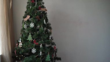 Noel Baba büyük bir çantayla odaya girer ve onu atar.