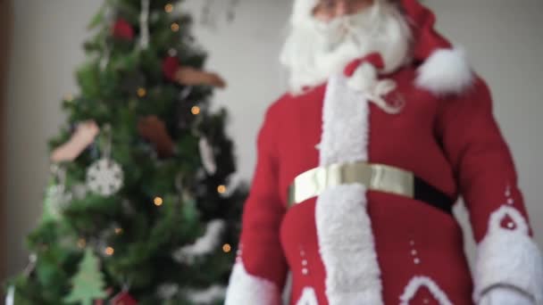 Santa Claus γέρνει προς τα κάτω ανυψώνει τον αντίχειρα μέχρι δείχνει την κατηγορία σημάδι — Αρχείο Βίντεο