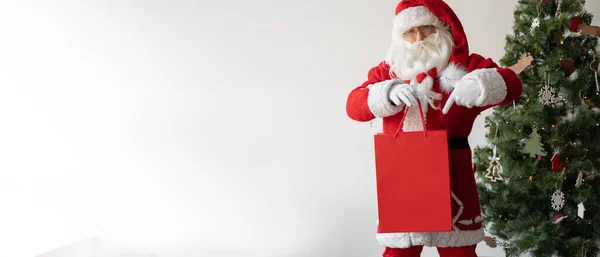Noel Baba Noel Ağacının Yanında Duruyor Elinde Büyük Bir Alışveriş — Stok fotoğraf