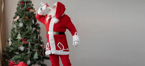 Santa Claus Sostiene Rollo Papel Enrollado Sus Manos Grita Como — Foto de Stock