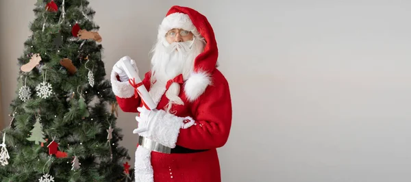 Santa Claus Sosteniendo Rollo Papel Enrollado Los Niños Obedientes Enumeran —  Fotos de Stock