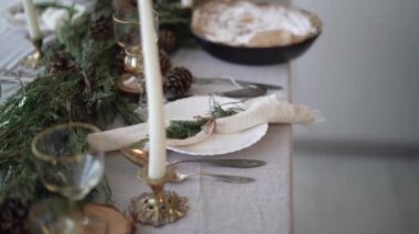 Masa ayarı. Evde Noel için hazırlanıyorum. Süslü yemek masası