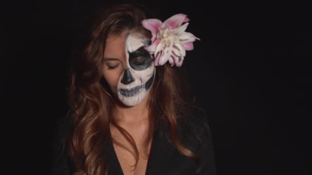 Портрет молодой женщины с макияжем на Хэллоуин на тёмном фоне. Открывает глаза и атакует руками. — стоковое видео