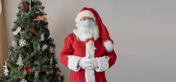 Święty Mikołaj Ubrany Czerwony Garnitur Stoi Blisko Choinki Twarzy Nosi — Zdjęcie stockowe