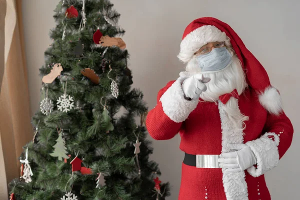 Noel Baba Noel Ağacının Yanında Duruyor Yüze Koruyucu Bir Tıbbi — Stok fotoğraf