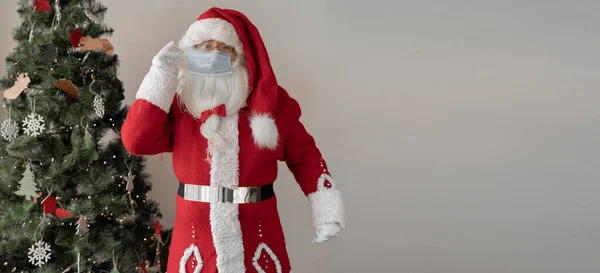 Santa Claus Stands Christmas Tree Takes Protective Medical Mask His — Stock Photo, Image