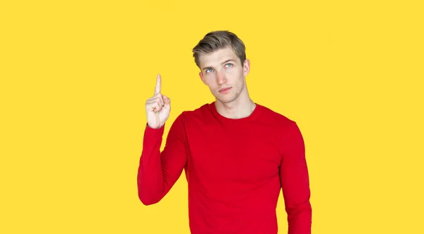 Νεαρός Άνδρας Ευρωπαϊκή Εμφάνιση Κίτρινο Φόντο Σηκώνει Δείκτη Του Ενός — Φωτογραφία Αρχείου