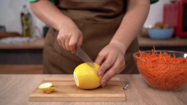 Limon suyu ve baharatlı çiğ havuçtan salata. yakın plan