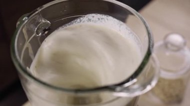 Düz yatıyordu. Mutfak blendırında meyve püresi karışımı hazırla. aşırı yakın çekim