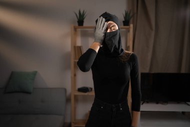 Siyah kar maskeli stresli kadın hırsız omg şok edici bir hareketle yüzünü tutuyor negatif duygu. Hırsızlık, soygun ve hırsızlık konsepti