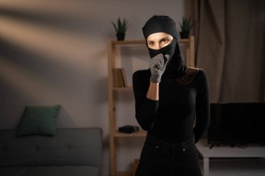 Hasta kadın hırsız ya da siyah kar maskeli bir soyguncu öksürüyor. Sağlık, tıp konsepti