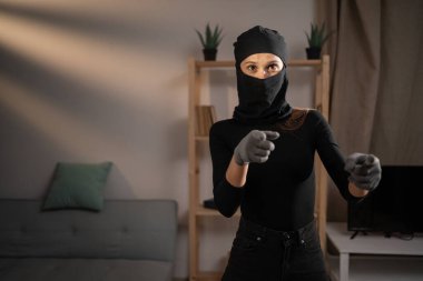 Kadın hırsız ya da soyguncu, seni seçmemiz gerektiğini söylüyor. Hırsızlık ve takım konsepti