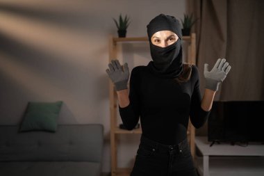 Siyah kar maskeli kadın soyguncu, 