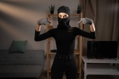 Siyah kar maskeli hırsız kendini gösteriyor, kendini terfi ettiriyor, vücudunu gösteriyor. Beni seç.. boşluğu kopyala