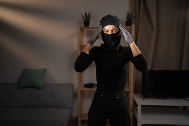 Hırsızlık kavramı. Kadın hırsız ya da davetsiz misafir baş ağrısı ve migren ağrısı çekiyor.