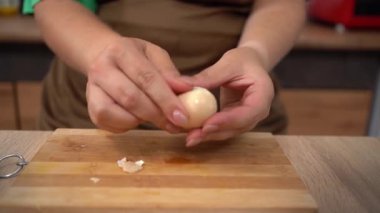Ahşap tahtada haşlanmış yumurta soyan kadın, yakın plan. Genel bakış. Yakın plan.