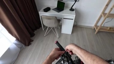 Evde tamirci tamir ediyor ve dağ bisikletinin bakımını yapıyor. Aletlerle parçaları ayarlıyor. Yakın plan. Bisiklet onarım ve bakım konsepti