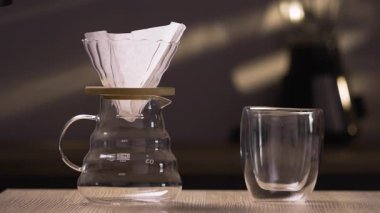 Alternatif kahve yapma yöntemleri. Kahve endüstrisi konsepti. Filtre kağıdında kahve yapmak. Yakın plan.