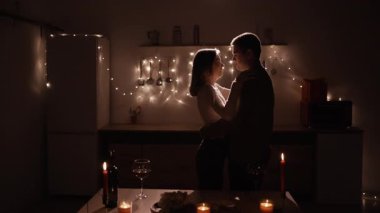 Evde romantik bir akşam. Tutkulu genç bir çift mutfakta erkek arkadaşıyla dans ediyor. Sevgilisiyle samimi bir gece geçiriyor.