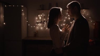 Sevgilisine romantik bir buluşmada sürpriz yapan bir erkek arkadaş. Romantik mutfakta hediyeli mutlu bir kız. Sevgililer Günü 'nü kutlayan bir çift. Boşluğu kopyala