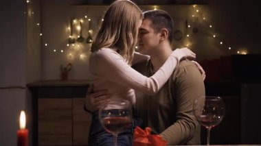 Sevgililer Günün kutlu olsun. Sevgililer Günü 'nü kutlayan çift romantik bir akşam yemeği yiyor, tutkulu bir şekilde sarılıyor. Boşluğu kopyala