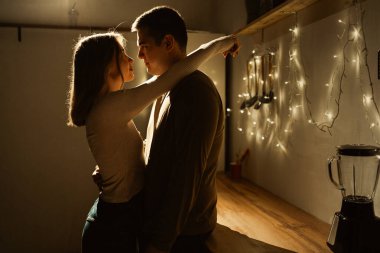 Sevgililer Günü 'nü evde romantik bir randevuyla kutlarken birbirine aşık genç bir çift. Boşluğu kopyala