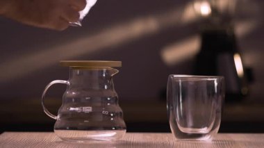 Filtrede espresso yapmak, kağıt filtre torbasında taze kahve dökmek. aşırı yakın çekim