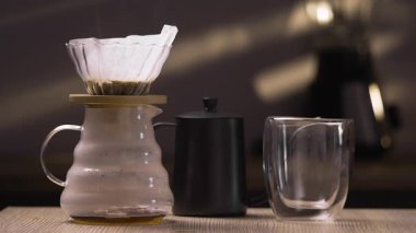 Alternatif kahve damlatıcı ve kağıt filtrede demleniyor. V60 damlatıcı. Aşırı yakın çekim